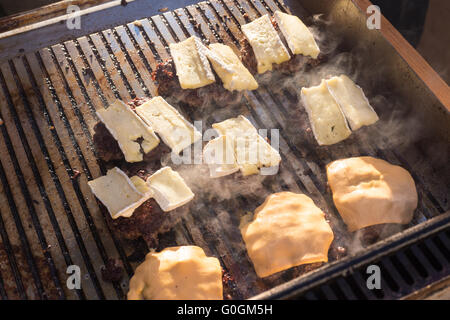 Étant des burgers de bœuf grillées sur barbecue. Banque D'Images