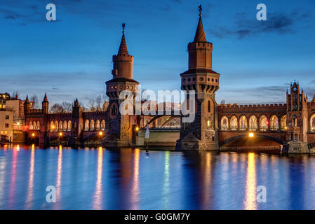 Le magnifique pont Oberbaum à Berlin dans la nuit Banque D'Images