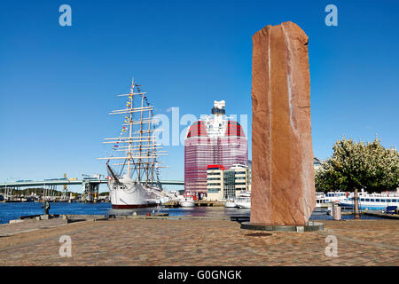 Four-Master Skanskaskrapan, Viking l'écorce et la Sculpture Källan par Bård Breivik, Göteborg, Suède Banque D'Images