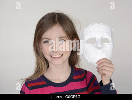 Happy blonde fille avec masque en plâtre Banque D'Images