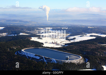 Hornbergbecken dans la Forêt-Noire et plume de la centrale nucléaire de Leibstadt en Suisse Banque D'Images