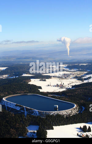 Hornbergbecken dans la Forêt-Noire et plume de la centrale nucléaire de Leibstadt en Suisse Banque D'Images