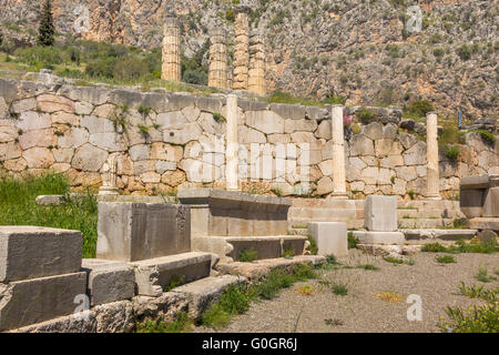 Une partie de la Voie Sacrée menant au temple d'Apollon à Delphes en Grèce Banque D'Images