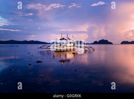 Coucher de soleil idyllique avec Banca traditionnel bateau à El Nido, Palawan, Philippines. Banque D'Images