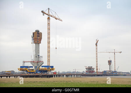 Le nouveau pont Mersey Gateway en construction, mars 2016. Pont d'accès temporaire montre et moulage de pylônes en béton Banque D'Images