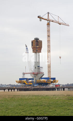 Le nouveau pont Mersey Gateway en construction, mars 2016. Pont d'accès montre et coffrage sur le pylône sud Banque D'Images