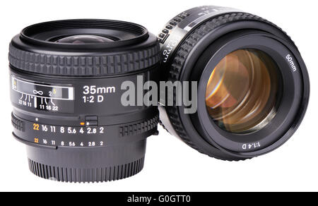 Deux lentilles de caméra photo isolé sur le livre blanc Banque D'Images