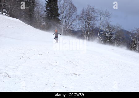 Enfant en pleine tempête Banque D'Images