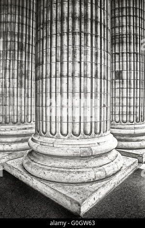 Les colonnes classiques à l'avant du Panthéon à Paris Banque D'Images