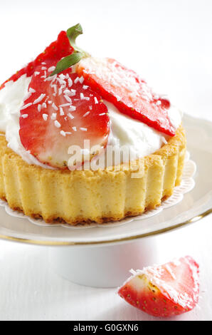 Gâteau aux fraises avec la crème de coco Banque D'Images