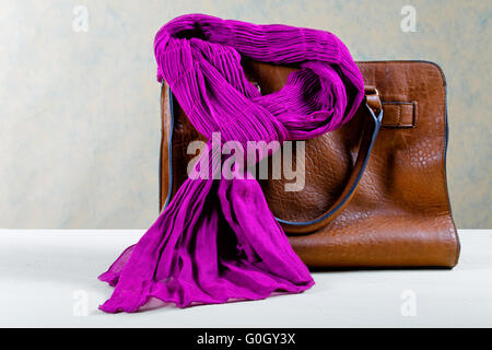 Sac en cuir marron et violet foulard Banque D'Images