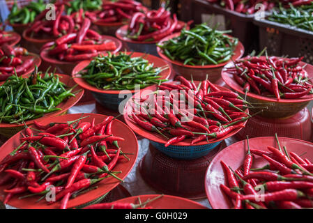 Piments colorés, de décrochage du marché asiatique Banque D'Images