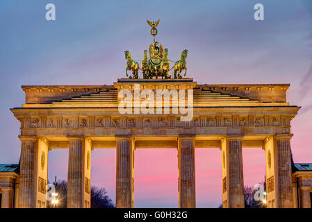 La célèbre porte de Brandebourg à Berlin après le coucher du soleil Banque D'Images