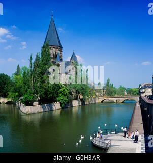 Rivière Moselle et église protestante Temple-neuf 1901, Metz, Lorraine, France Europe Banque D'Images