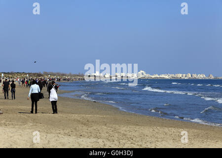 À pied et les activités de plage au printemps sur la plage de Grand à travers. Mauguio Carnon, Languedoc-Roussillon, Occitanie, France Banque D'Images