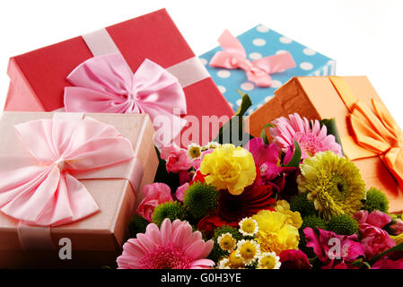 La composition avec bouquet de fleurs et de cadeaux Banque D'Images
