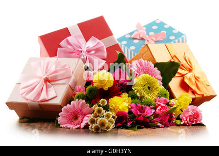 La composition avec bouquet de fleurs et de cadeaux Banque D'Images