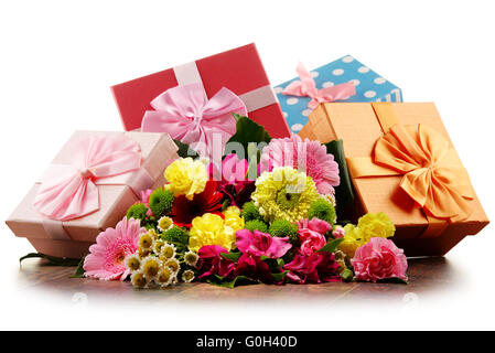 La composition avec bouquet de fleurs et de cadeaux Banque D'Images