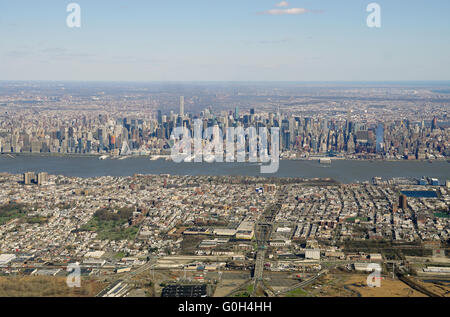 Vue aérienne les toits de la ville de New York avec le New Jersey en premier plan Banque D'Images