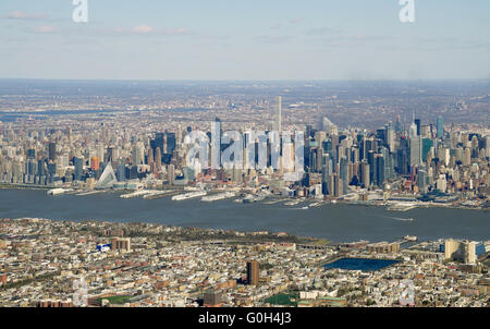 Vue aérienne les toits de la ville de New York avec le New Jersey en premier plan Banque D'Images