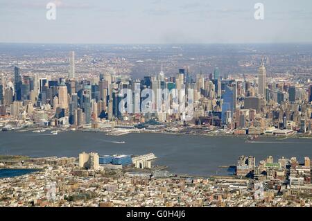 Vue aérienne les toits de la ville de New York avec le New Jersey en premier plan Banque D'Images