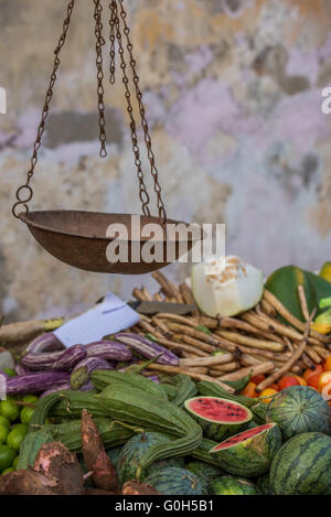 Blocage de la rue avec des légumes et des échelles vintage Banque D'Images