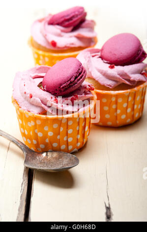 Berry rose cupcake macaron avec crème sur le dessus Banque D'Images