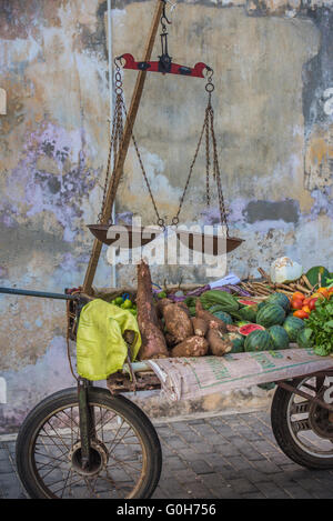 Blocage de la rue avec des légumes et des échelles vintage Banque D'Images