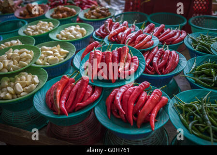 Piments colorés, de décrochage du marché asiatique Banque D'Images