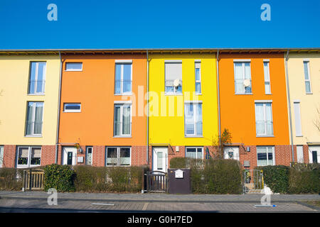 Logement en terrasses colorées vu à Berlin, Allemagne Banque D'Images