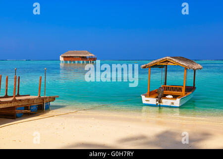 Voile et bungalow sur Maldives island Banque D'Images