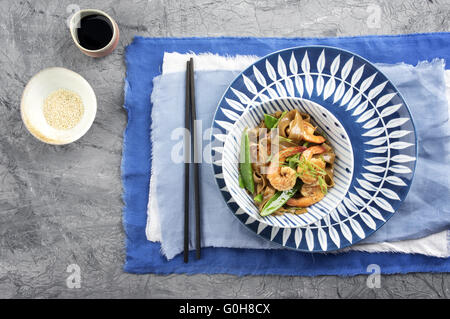 Kingprawns avec nouilles de riz et les légumes dans un bol Banque D'Images