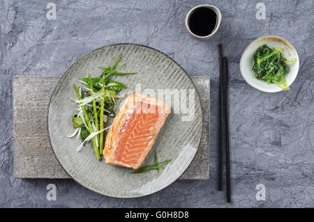 Tataki de saumon avec de la Laitue Banque D'Images