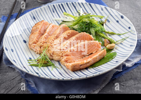 Tataki de saumon avec de la Laitue Banque D'Images