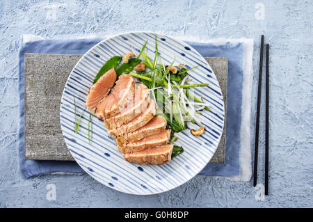 Tataki de saumon avec de la Laitue Banque D'Images