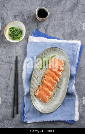 Tataki de saumon avec de la Laitue Banque D'Images