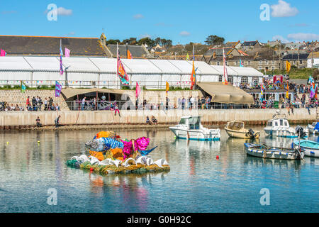 Le port intérieur de Porthleven avec bateaux amarrés au cours de l'avril 2016 Food Festival, à Cornwall, un jour ensoleillé Banque D'Images