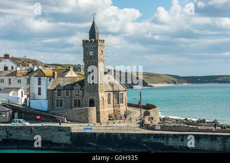 Mairie de Porthleven à Cornwall avec la mer derrière elle Banque D'Images