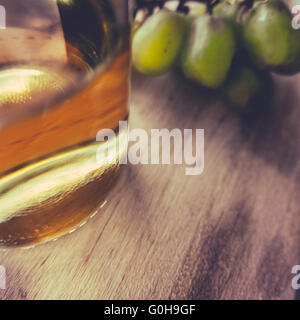 Bouteille de vin blanc et raisins Banque D'Images