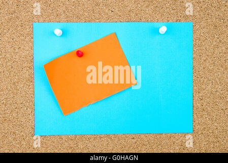 Turquoise Blanc et orange notes de papier épinglé sur le panneau de liège avec blanc punaises, copie espace disponible Banque D'Images