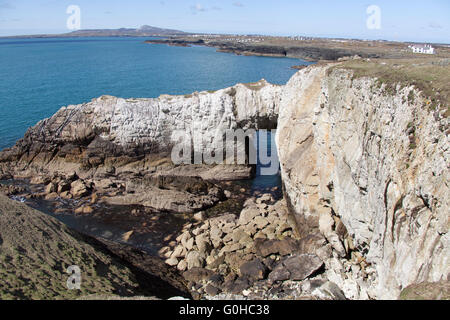 Le Pays de Galles et chemin côtier d'Anglesey en Galles du Nord. Bwa Gwyn arch, sur la côte près de Rhoscolyn Anglesey. Banque D'Images