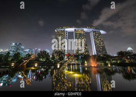 Vue de la nuit de Marina Bay Sands Hôtel des jardins de la baie au cours de la lumière, Singapour Banque D'Images