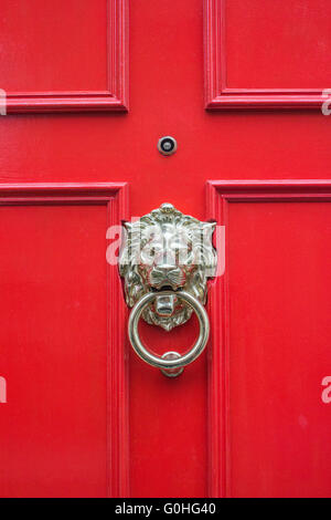 Tête de Lion heurtoir de porte rouge Banque D'Images