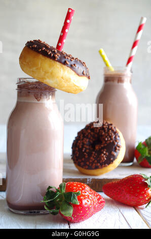 Chocolat au lait et chocolat donut avec fraises Banque D'Images