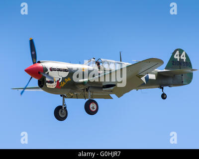 Curtiss P-40 Warhawk en vol avec le train roulant vers le bas (sale). Banque D'Images