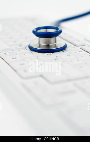 Clavier de l'ordinateur et stéthoscope. Pour les médecins. Banque D'Images