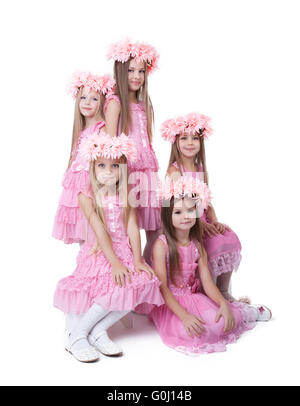 Jolie petite filles en rose robes et couronnes Banque D'Images