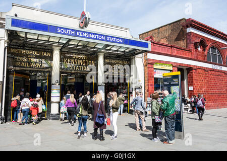 Des foules de gens debout et attendant devant la station de métro South Kensington, South Kensington, Londres, Angleterre, Royaume-Uni Banque D'Images