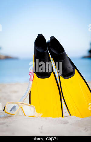 Palmes masque et tuba jaune sur la plage en été Banque D'Images