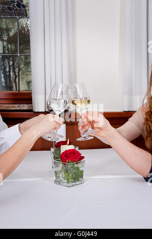 Smiling happy people in restaurant Banque D'Images